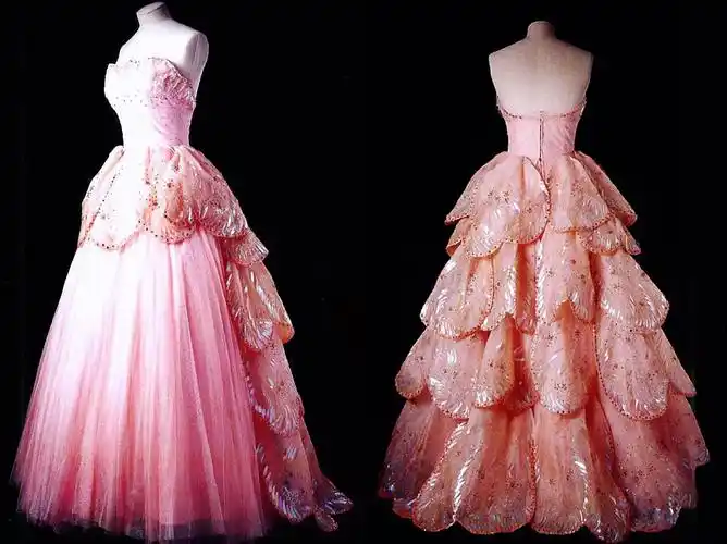 礼服为美国时装制造商nanty frocks经迪奥授权复制的产品,款式来自