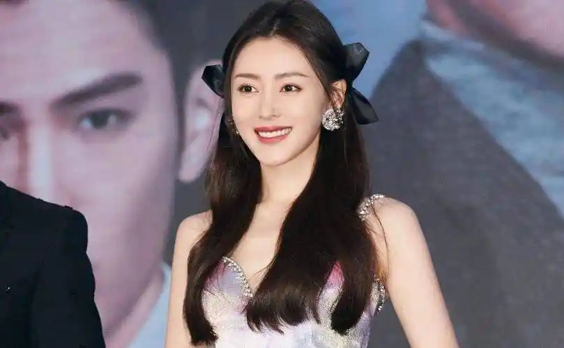 张天爱被媒体拍摄到和一群男性领导吃饭,之间亲密的行为堪比情侣