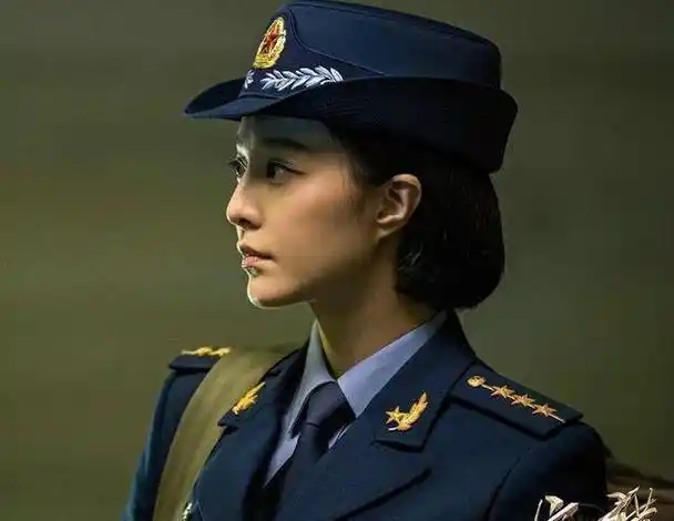 10位女星穿军装:热巴呆萌可爱,baby像雇佣军,最后一位最真实!