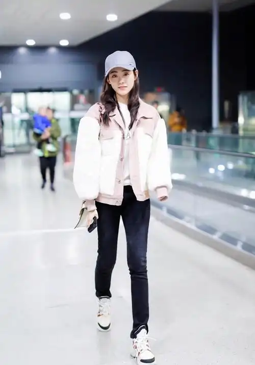近日,祝绪丹再次现身机场,只见她身穿一款异常粉嫩的拼色外套,内搭