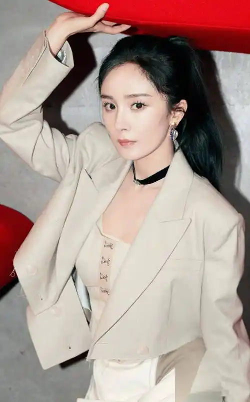 37岁杨幂写真展现迷人身姿,性感韵味十足,女神范儿无法抵挡!