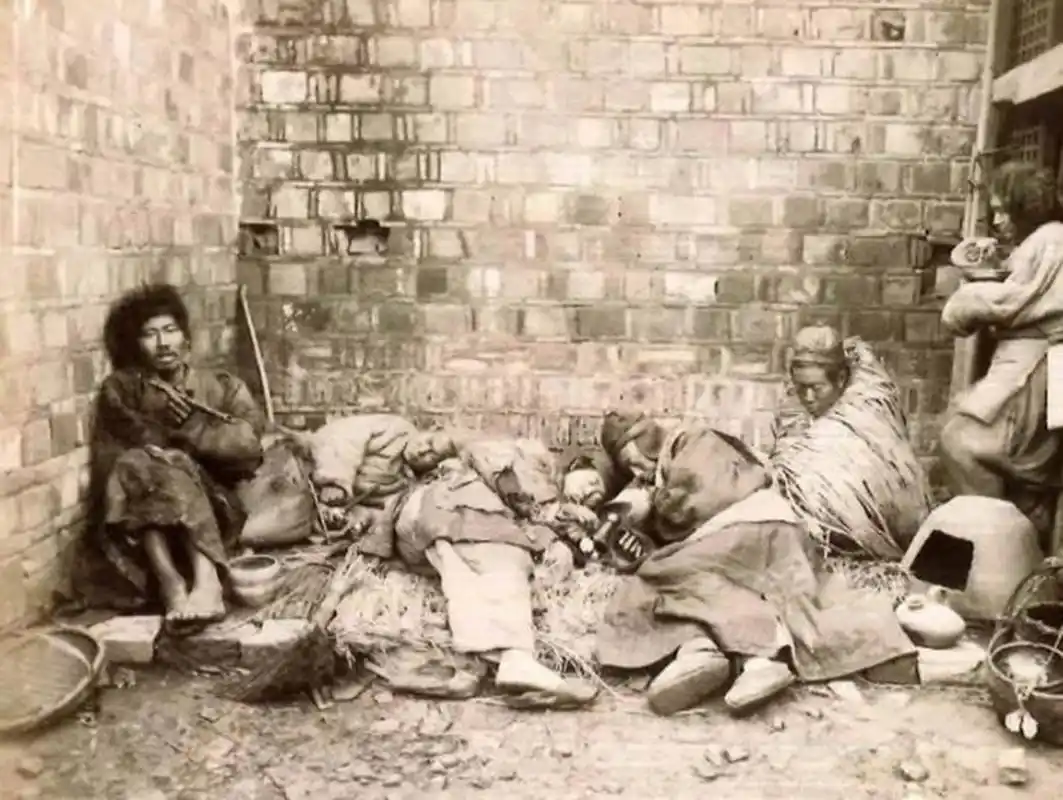 弹棉花在旧社会是一项重要的手艺,人们需要利用工具将棉花弹得蓬松