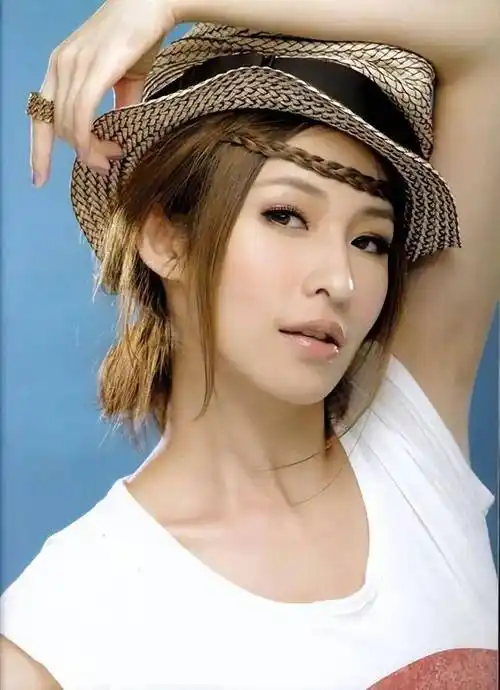 43岁萧亚轩被榨干精气,又老又虚_变化_演艺_生涯