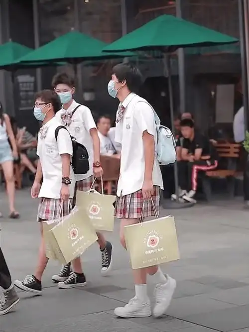 一群男生穿jk裙走大街路人觉得很奇怪圈内人却觉得很酷