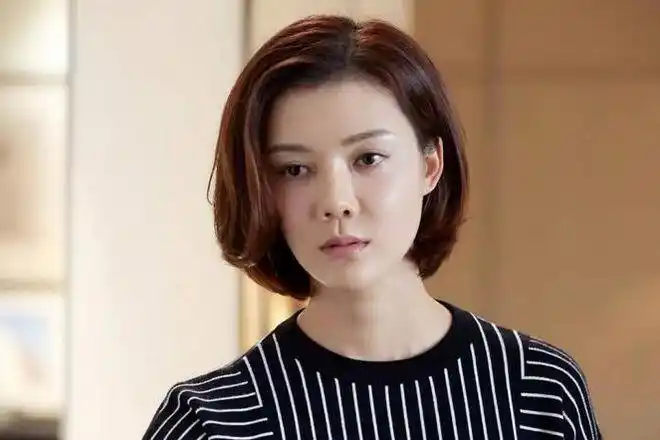 演员车晓出身显赫豪门婚姻惨淡收场直播带货成绩斐然