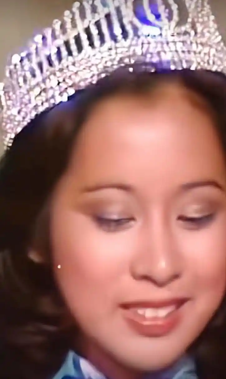 朱玲玲年轻时选港姐时的照片,满满胶原蛋白,一口白牙加上元宝嘴,从她