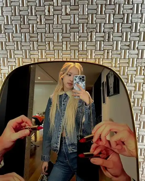 朴彩英晒对镜自拍