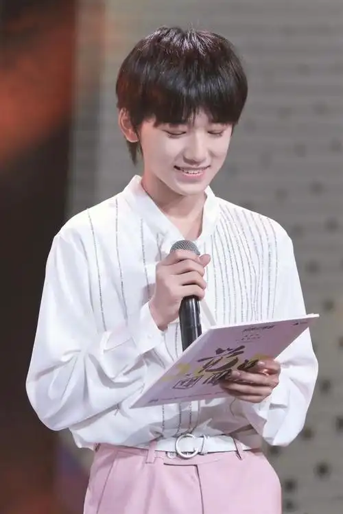 台风少年团宋亚轩,十四岁甜美少年,穿着搭配了解一下