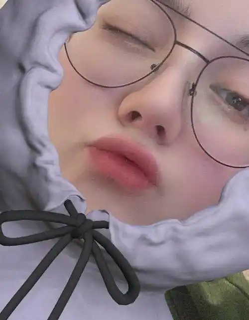 时隔近4个月,迪丽热巴终于营业晒出自拍,闭眼嘟嘴卖萌超可爱_美貌