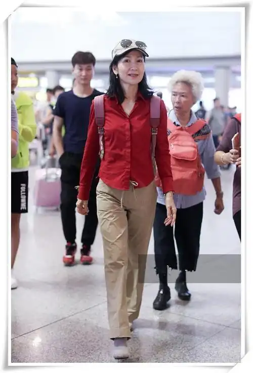 59岁陈美琪满面皱纹,优雅的老去,网友:不打针的脸就是这样真实