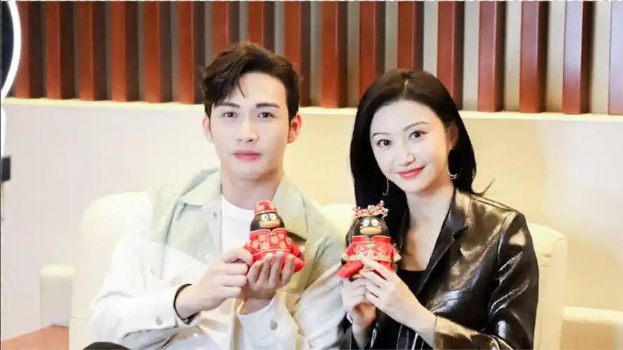 景甜张彬彬不仅对视咬耳朵,拿结婚公仔合照更是杀疯,官宣求求了