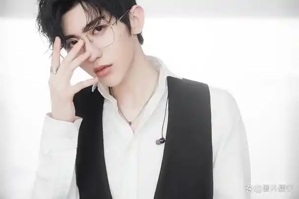 有网友发现顶流蔡徐坤半夜突然关注了位素人美女,虽然很快就又取关了