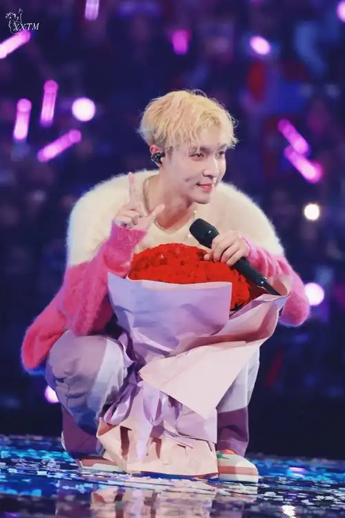 231111 张艺兴广州演唱会 玫瑰花lookp9"为什么要把我的花抱走,我不能