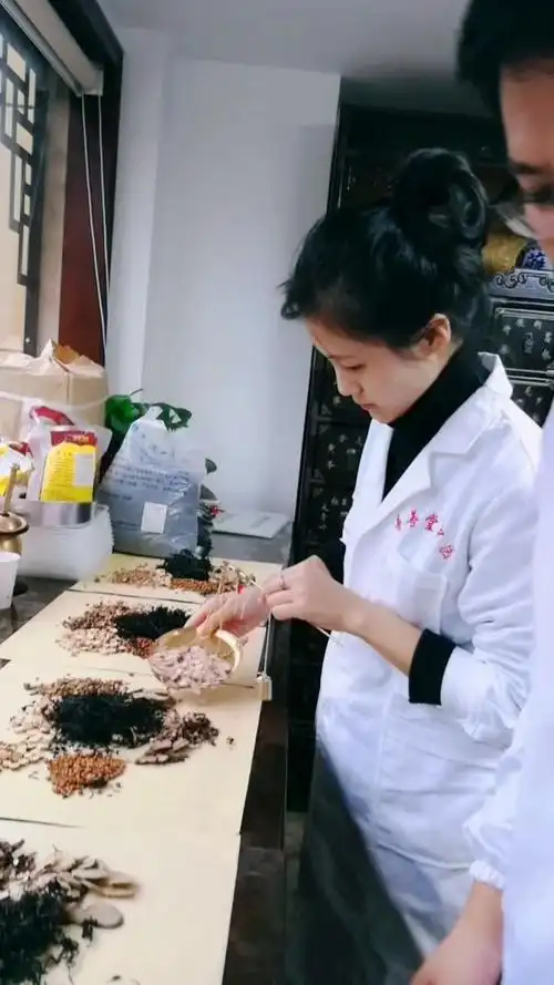 抓中药的小美女!