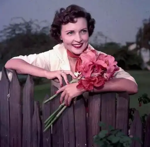 唱神曲蹦野迪拥吻小鲜肉 我也想这样活……_贝蒂·怀特