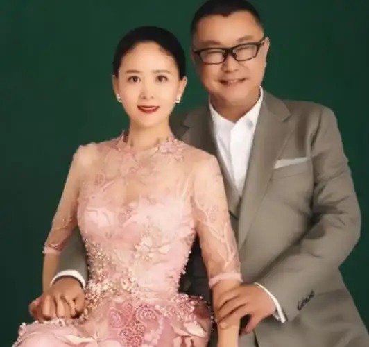 尹相杰与老婆同框,和于文华聚会气氛欢乐,女方颜值吸睛