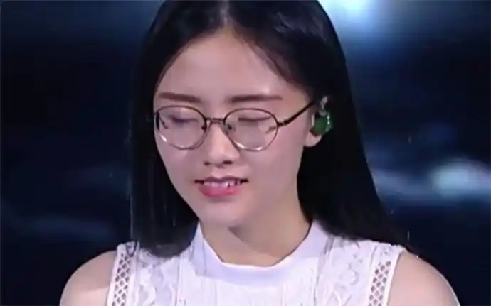 郭沁考上哪个大学了郭沁参加完中国好声音后回归学校现在她是一名大二