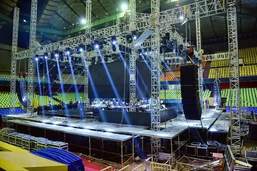 演唱会舞台的精心设计布置给了观众很大的惊喜,全晩采用红蝴蝶幕布