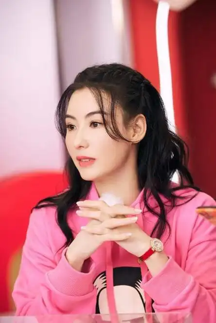 谢霆锋和lucas滑雪之旅,张柏芝疑似同行,网友:孩子成长最重要