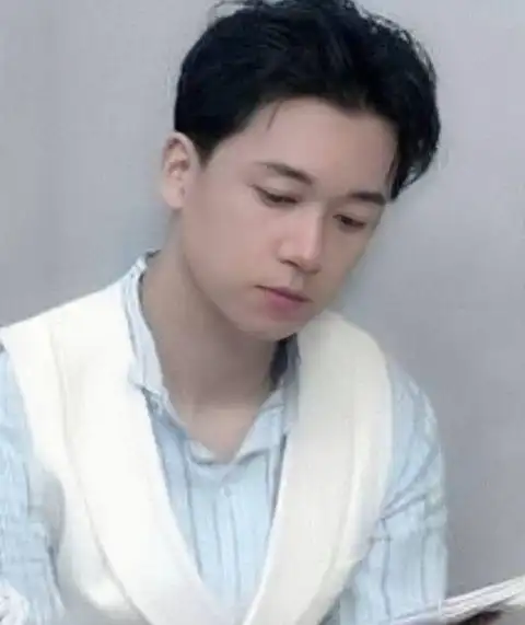 有被潘粤明老师年轻时候震惊到,这也太帅气了吧～"