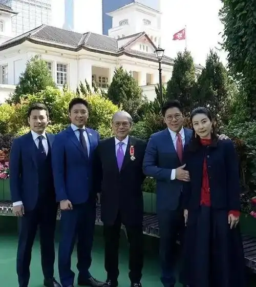 霍启山气质真好,身高比霍启仁霍启刚高,合影昂首挺胸握拳很端庄