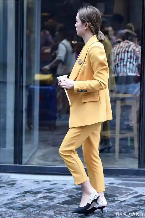 黄色小西服套装,搭配尖头猫跟鞋,职场风格搭配