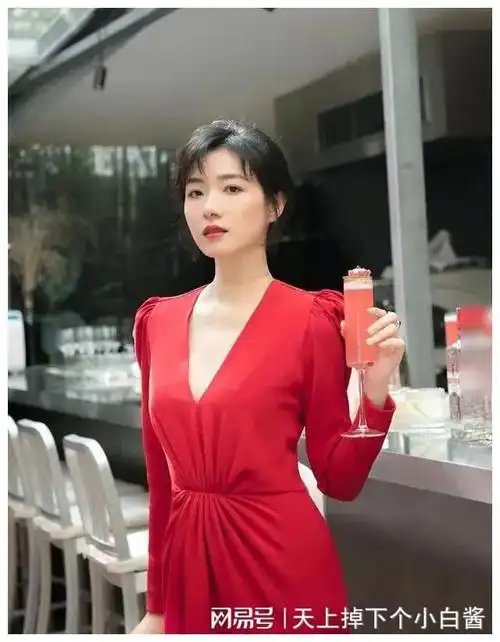 妩媚的万茜,眼睛媚光闪耀,谁能阻挡|梅婷|孙俪|江疏影|刘诗诗|刘亦菲