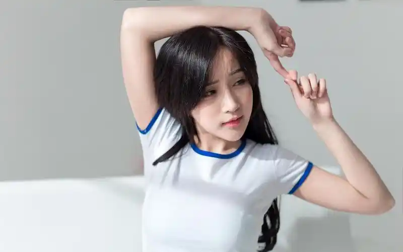 长发气质美女居家清新养眼写真壁纸