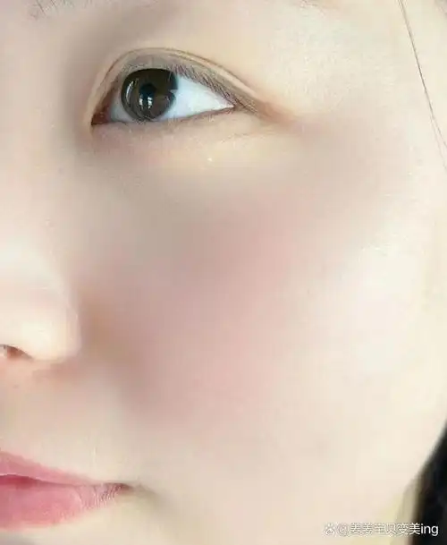 后来我发现要想让皮肤变白就要保持皮肤的水润,不仅要多吃新鲜的蔬菜