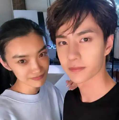 王一博说是家中颜值最低,本来我不信,看到他外婆的照片:我信了_因为