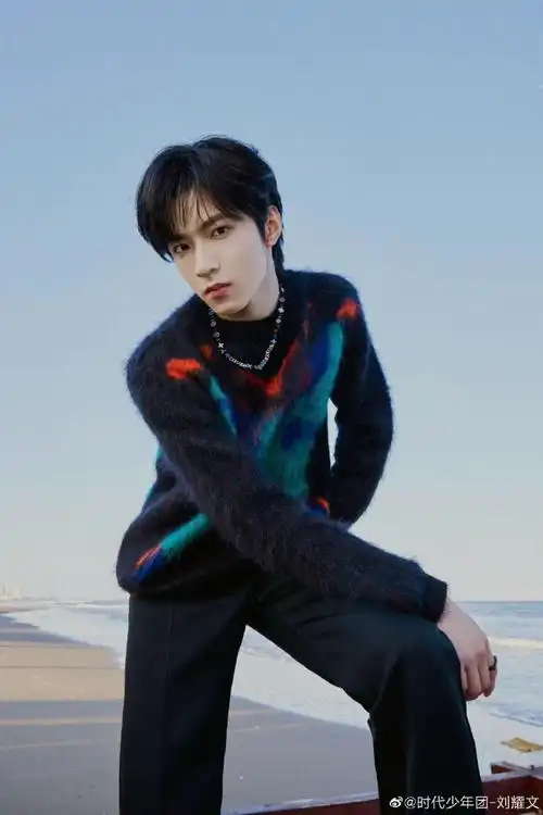 刘耀文晒撞色外套随拍