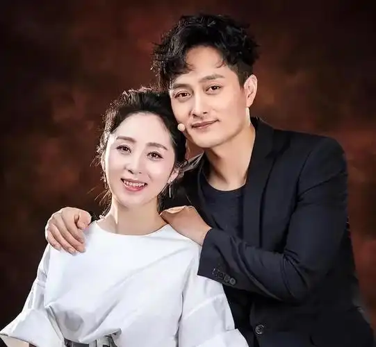 成名后与妻子离婚,二婚娶小10岁娇妻,如今的他怎样了|乐队|郭津彤