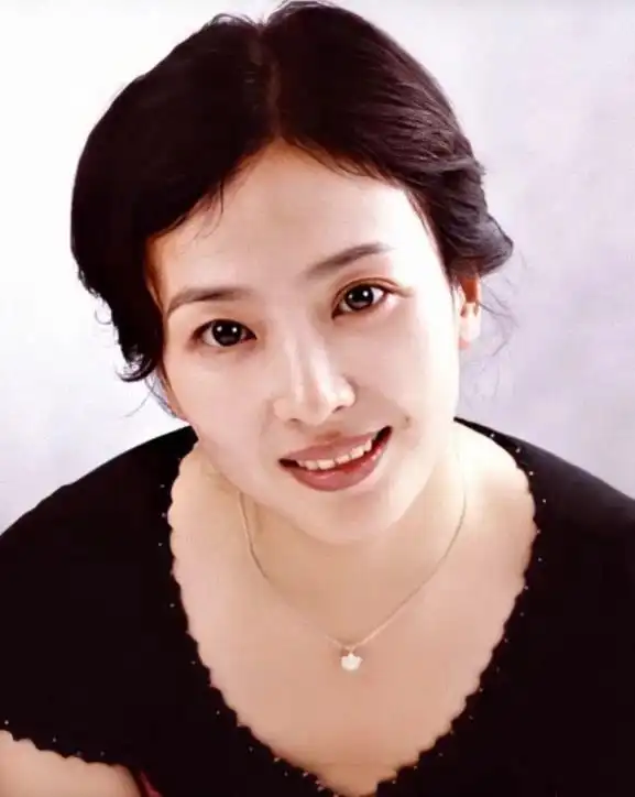 杨采钰长得更像刘亦菲的母亲刘晓莉杨母和刘母像是亲姐妹一般