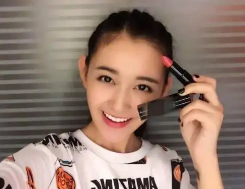 蒋依依最漂亮的照片:近照又美了,她化妆的样子真好看