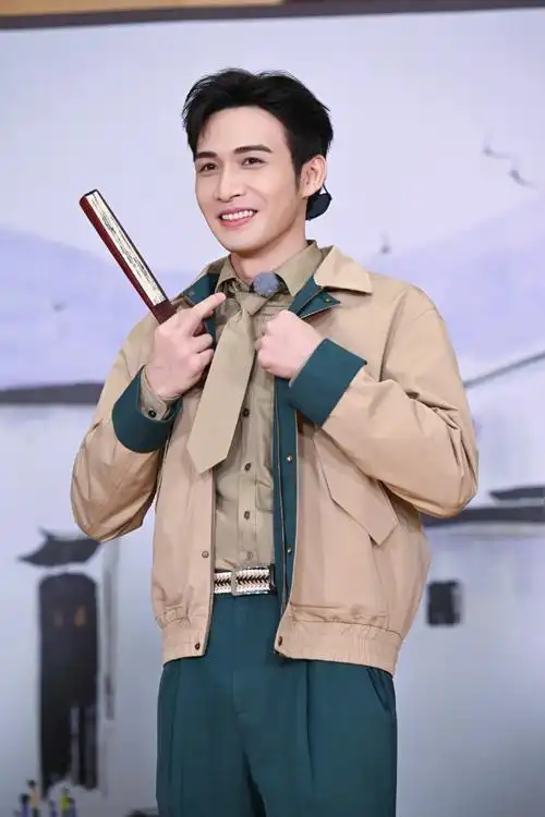 张彬彬卡其色外套造型##张彬彬奔跑吧剧照六宫格