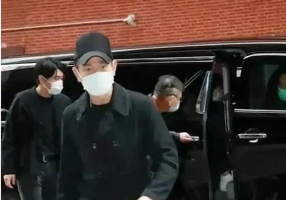 [社会] 有人质疑刘德华在吴孟达葬礼上穿连裆裤,说这是对死者最大的不