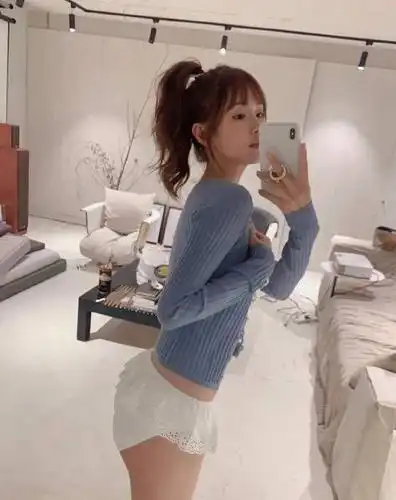 张子萱太开放!为证身材好罕见穿套白色bra出镜,不怕陈赫吃醋吗