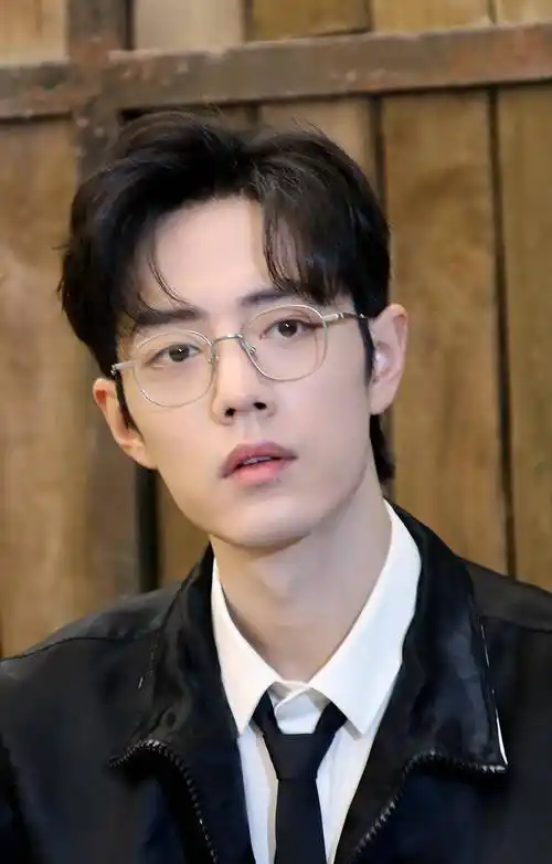 有种惊艳是肖战"眼镜杀",看到最后一张,网友:一眼万年!