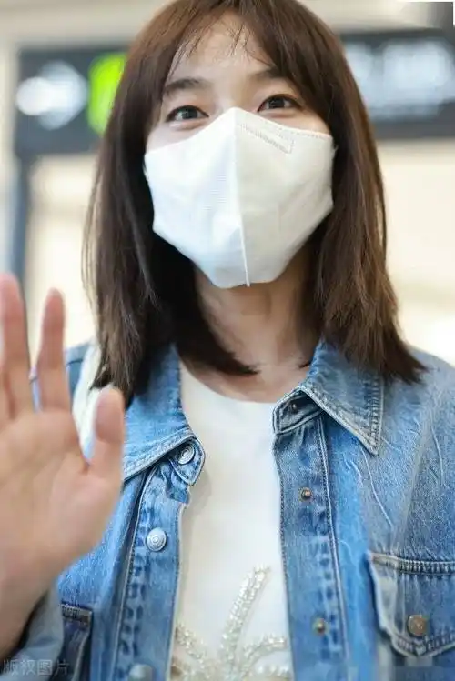 张佳宁身穿牛仔外套 牛仔裤简约随性