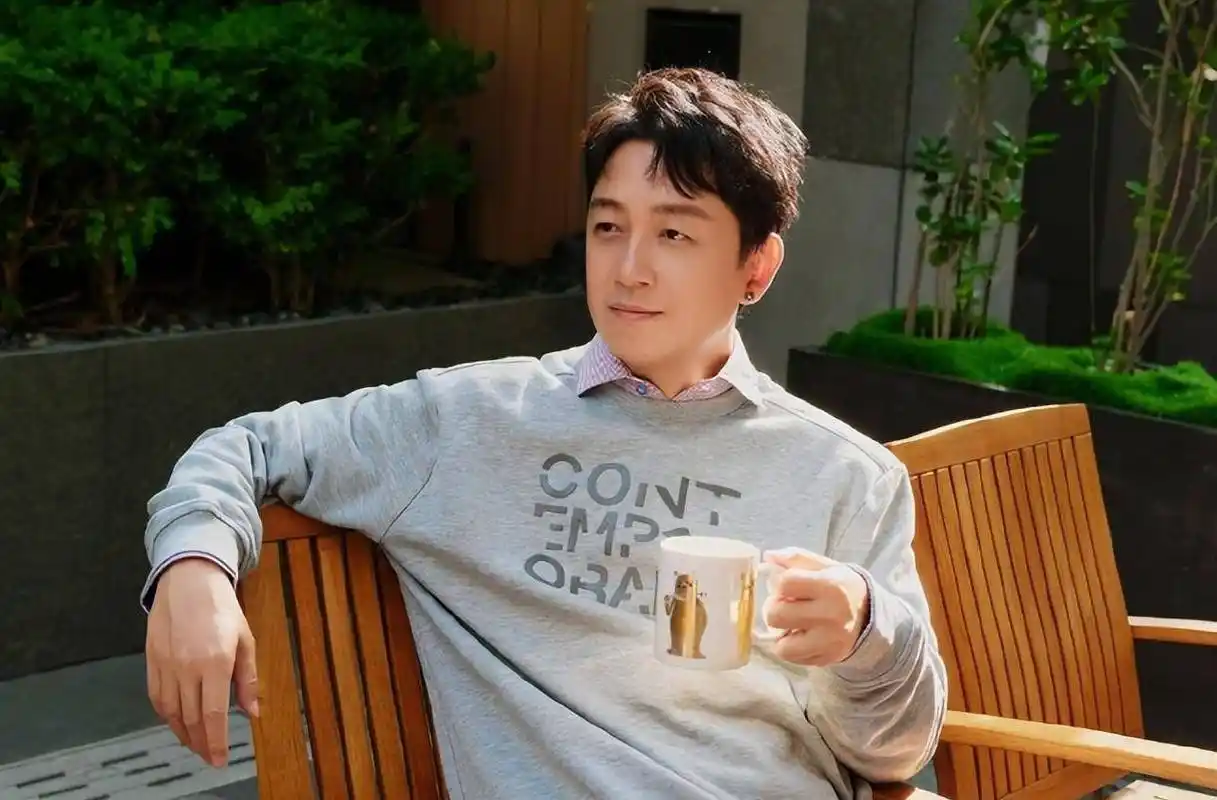 万万没想到,2023还未结束,49岁潘粤明竟用这样方式打出一副王炸