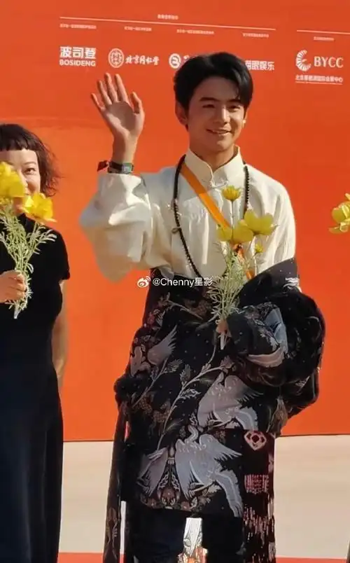 丁真亮相北影节红毯##北京国际电影节