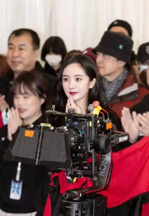 在她的新剧《爱的二八定律》的开机仪式上面,杨幂也是走的轻熟风.