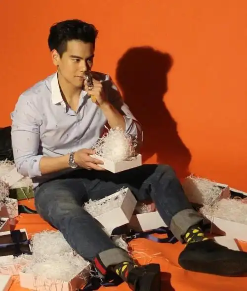 彭于晏穿灾难土色一点也不难看还大气时尚都是颜值的锅