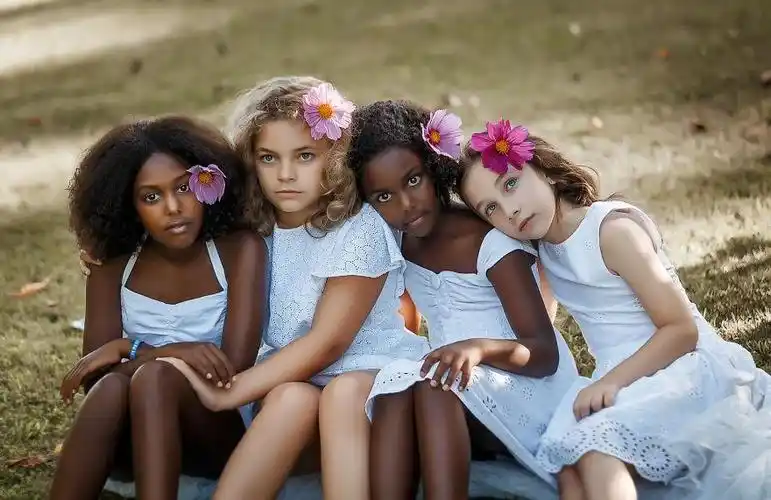 皮肤黑的人穿什么颜色的衣服(让你有自信)