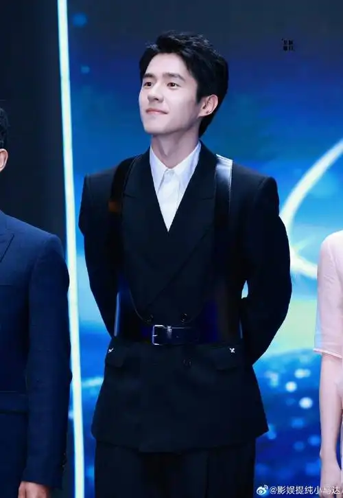 刘昊然的颜～～到底谁懂呀啊啊啊啊啊他真的好酷,笑起来又不失儒雅