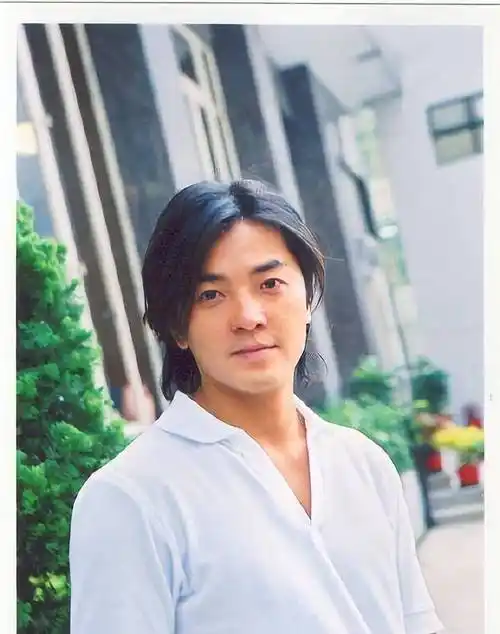 郑伊健定居国外逛超市,一脸憔悴买大量厕纸,蒙嘉慧丰腴被疑有孕_生活