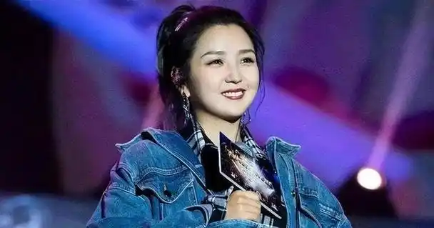 5位超女现状:李宇春身患重病,何洁卑微求上浪姐,张靓颖被骗6亿