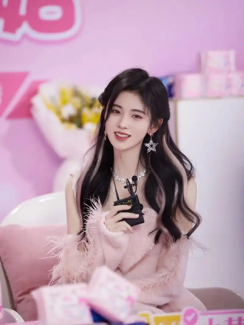 鞠婧仪粉色挂耳染发型 pink女孩超甜 鞠婧祎20211127品牌直播活动造型