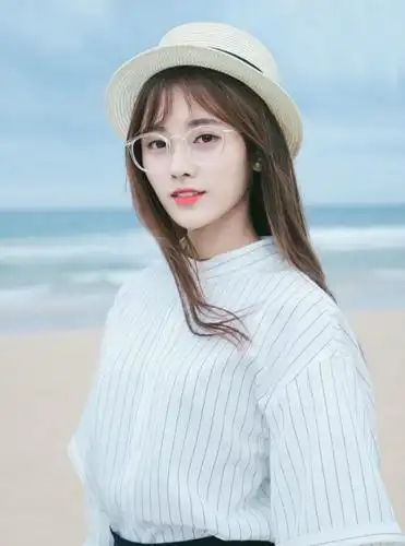 7位女星戴帽子:唐嫣鞠婧祎刘亦菲赵丽颖,你觉得谁更好看?