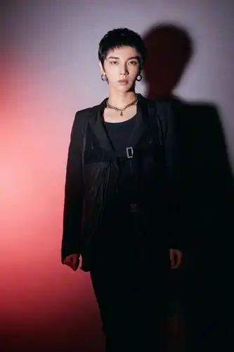 华晨宇帅气西装光影写真大片